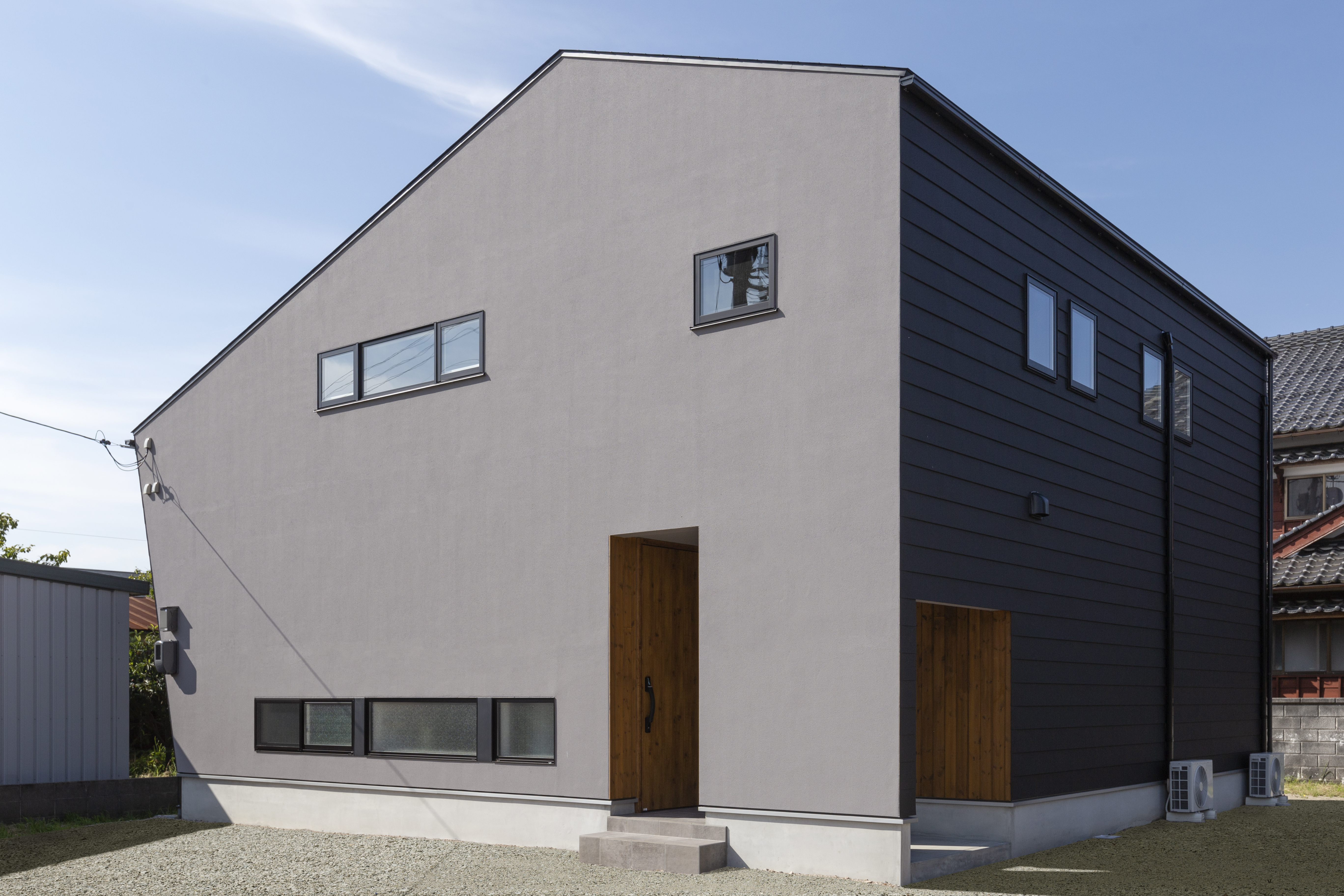 いろんなクロスをみんなで選んだ吹き抜けと斜め壁の家 施工例 米子の注文住宅 新築 戸建て 木の家工務店 先本組